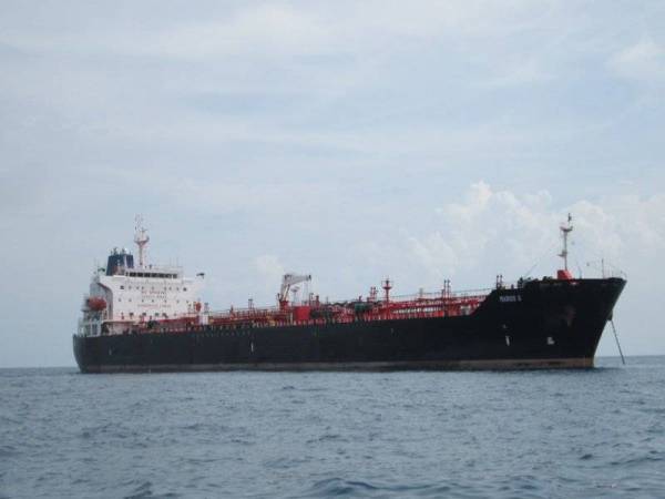 Kapal tangki disyaki berlabuh tanpa kebenaran ditahan APMM dekat Timur Tanjung Penawar, petang semalam. FOTO: APMM