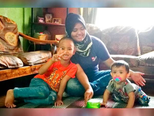 Nur Shaidatul Diera bersama Muhamad Danial Zakwan dan anak yang dipeliharanya sejak tujuh bulan lalu.