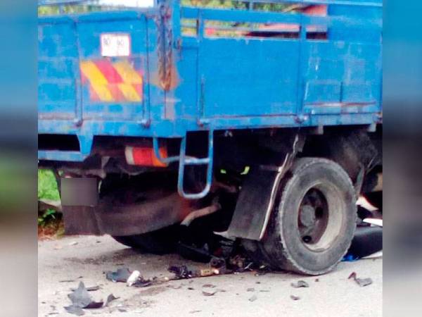 Seorang lelaki maut digilis lori selepas motosikal yang ditunggangnya terperosok bawah kenderaan itu di simpang tiga Jalan Kampung Paya, Kamunting.