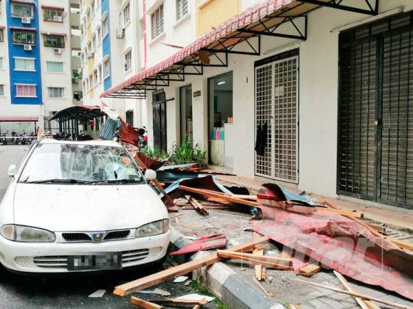 Salah satu keadaan kereta penduduk terjejas yang belum dialihkan sehingga hari ini.