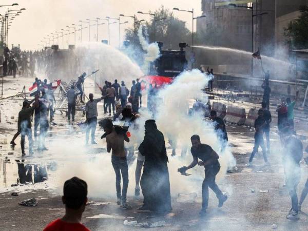 Polis antirusuhan menggunakan semburan air untuk menyuraikan kumpulan protes di kawasan antara Dataran Tahrir di Baghdad dan daerah Zon Hijau yang menempatkan kedutaan asing. - Foto: AFP