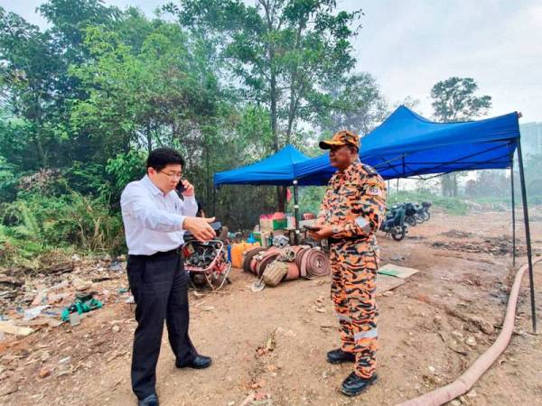 Chen Choon mengadakan lawatan ke tapak sampah haram di Taman Perindustrian Kota Puteri yang terbakar. Foto: Ihsan Chen Choon