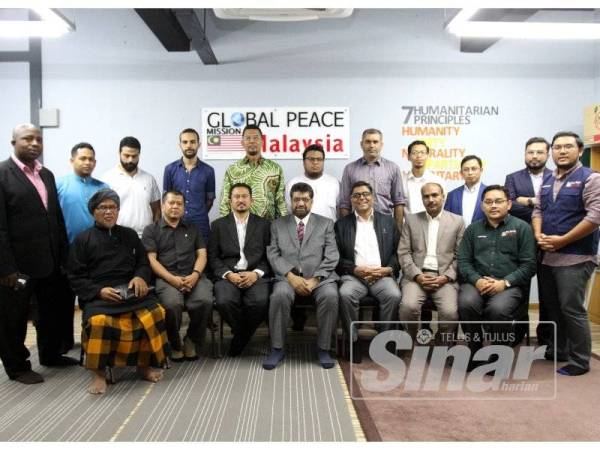 Nazir (empat dari kanan) merakamkan gambar kenangan selepas Perbincangan Meja Bulat: Peduli Kashmir yang berlangsung di Ibu Pejabat Global Peace Mission (GPM) Malaysia hari ini. - Foto Asril Aswandi Shukor.