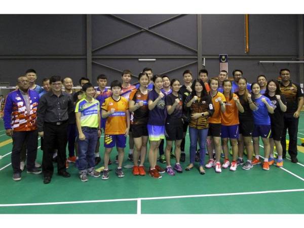 Nurul Huda (lapan dari kiri) bersama para atlet badminton pada sesi lawatannya di Akademi Badminton Malaysia hari ini.