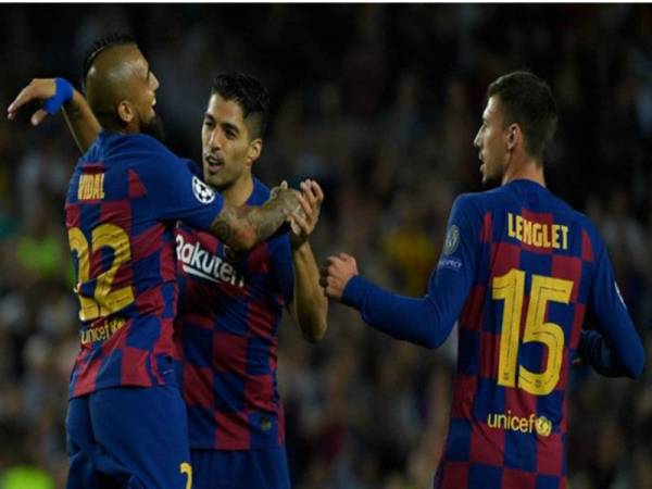 Suarez (tengah) diraikan rakan sepasukan selepas muncul wira Barcelona menumpaskan Inter Milan, 2-1, dalam aksi Kumpulan F Liga Juara-Juara awal pagi tadi. - Foto AFP