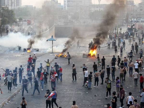 Penunjuk perasaan di Iraq berhimpun di Dataran Tayaran, Baghdad semalam bagi menyuarakan bantahan terhadap pelbagai isu termasuk rasuah. - Foto AFP