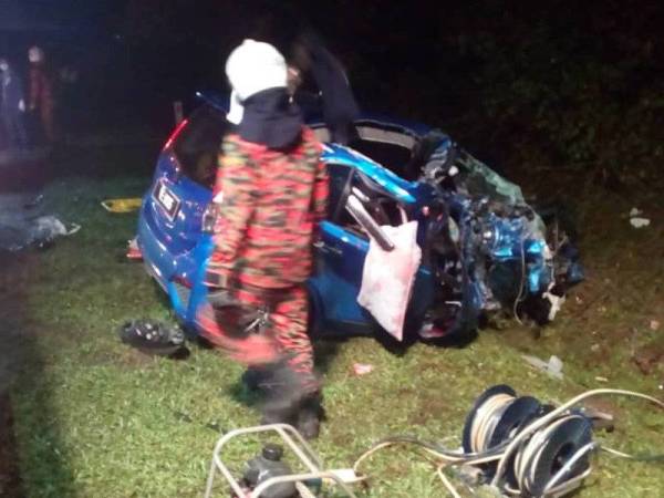 Anggota bomba mengeluarkan mangsa yang tersepit dalam kenderaan dalam kemalangan di Kilometer 134 Jalan Kuantan-Seremban awal pagi tadi.