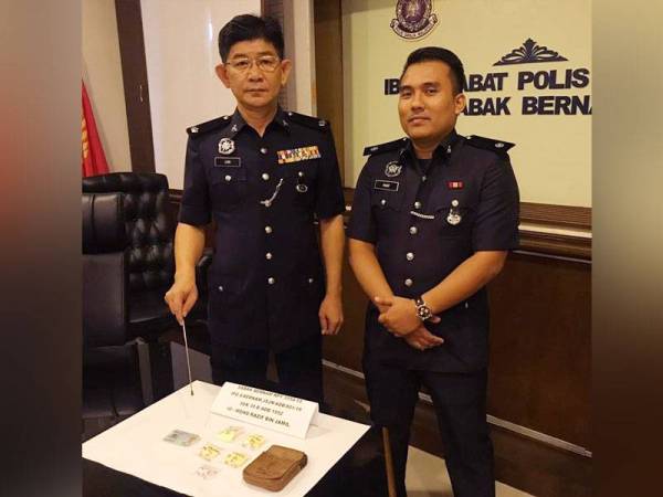 Chee Khoon (kiri) bersama pegawainya menunjukkan barangan dirampas pada sidang media di IPD Sabak Bernam di sini hari ini.