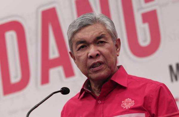 Ahmad Zahid berucap pada sidang media Kongres Maruah Melayu di Bangunan UMNO, PWTC, Kuala Lumpur. - Foto Zahid Izzani