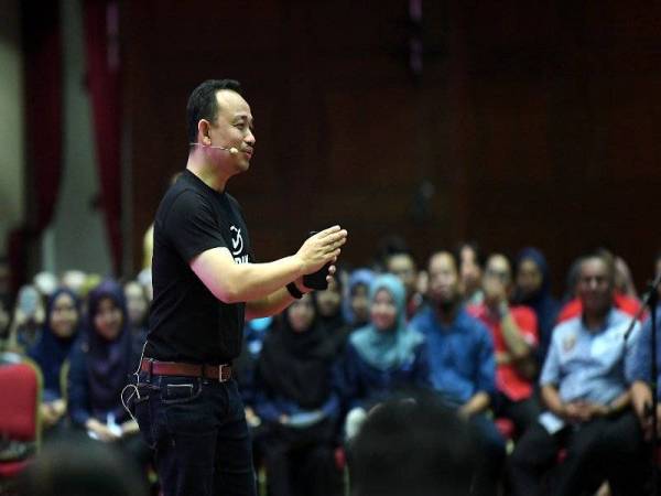 Dr Maszlee pada sesi Townhall bersama warga UMS di Dewan Canselor hari ini. FOTO: BERNAMA