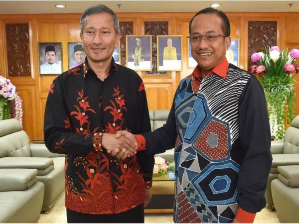 Ahmad Samsuri (kanan) menerima kunjungan hormat Menteri Hal Ehwal Luar Singapura, Dr Vivian Balakrishnan (kiri) di Wisma Darul Iman hari ini. -fotoBERNAMA 