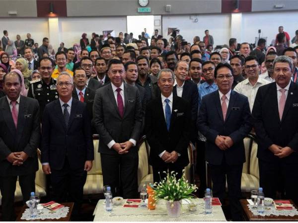 Muhyiddin (tiga dari kanan) bersama Zulkifli (tiga dari kiri) bersama peserta pada majlis Anugerah Kepulihan Klien 2019 di Dewan Akasia, Ibu Pejabat AADK, Sungai Merab hari ini. foto-BERNAMA