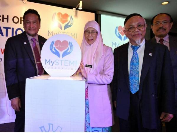 Dr Wan Azizah (dua dari kiri) merasmikan MySTEMI Foundation hari ini.
--fotoBERNAMA