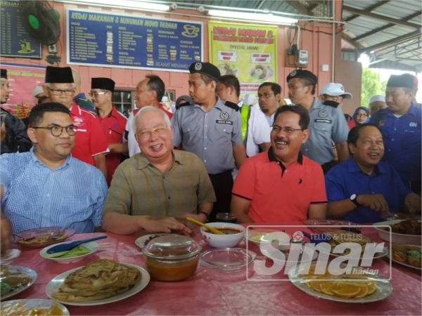 Najib (dua dari kiri) bersama Jefridin (kiri) dan Md Israk (dua dari kanan) dan Ahmad (kanan) bersarapan di Rimba Terjun di sini pagi tadi.