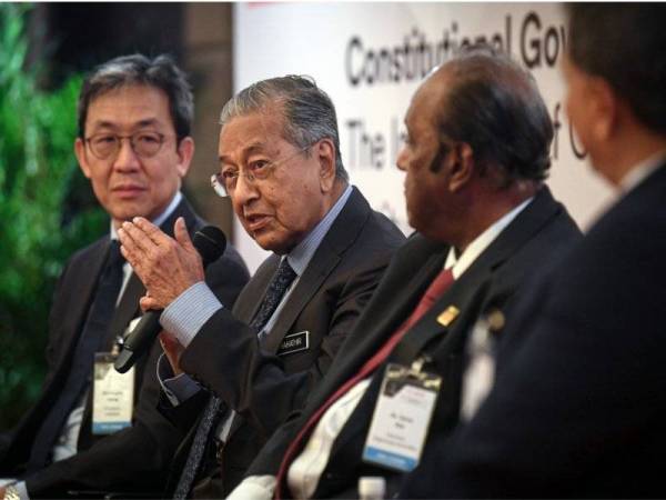 Perdana Menteri Tun Dr Mahathir Mohamad menjawab pertanyaan dalam Sesi Dialog Persidangan LAWASIA Constitutional & Rule Of Law hari ini. Turut hadir Presiden LAWASIA Christopher Leong (kiri). --fotoBERNAMA  