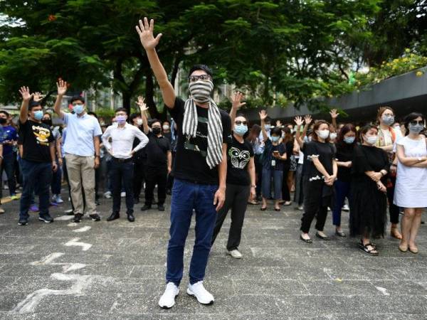 Penunjuk perasaan membantah larangan kerajaan yang melarang peserta protes memakai topeng muka di Chater Garden. - Foto AFP