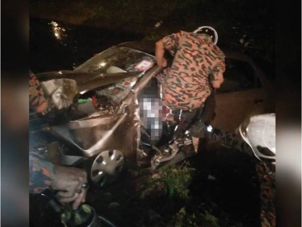 Anggota bomba sedang mengeluarkan mangsa tersepit dalam kejadian di Kampung Parit Yaani Tengah, Batu Pahat awal pagi tadi.