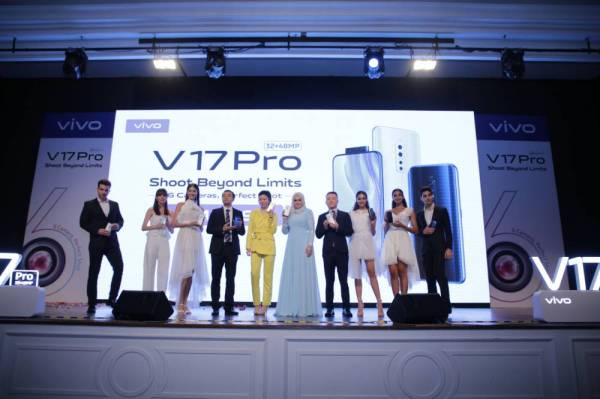 KETUA Pegawai Pemasaran Vivo Malaysia, Lewis Zeng (empat dari kiri) bersama artis jemputan dan juga duta, Priscilla Abby dan Datuk Seri Siti Nurhaliza menunjukkan telefon pintar terbaharu, V17 Pro sempena pelancaran di Hotel Majestic Kuala Lumpur baru-baru ini.