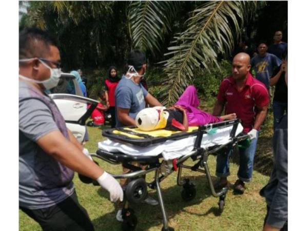 Salah seorang mangsa dihantar ke Hospital Dungun bagi mendapatkan rawatan susulan.- Foto PDRM