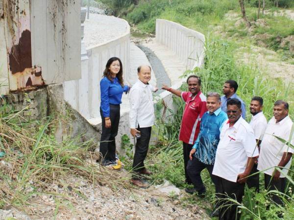 ADUN Jelapang, Cheah Pou Hian (dua, kiri) dan Ahli Parlimen Batu Gajah, V Sivakumar (tiga, kiri) melihat saliran baru yang siap dibina, Jun lalu.