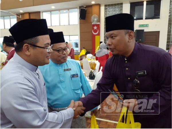 Warga pendidik tidak melepaskan peluang bersalaman dengan Amirudin ketika Majlis Apresiasi Menteri Besar Selangor bersama Majlis Guru Besar Selangor hari ini.