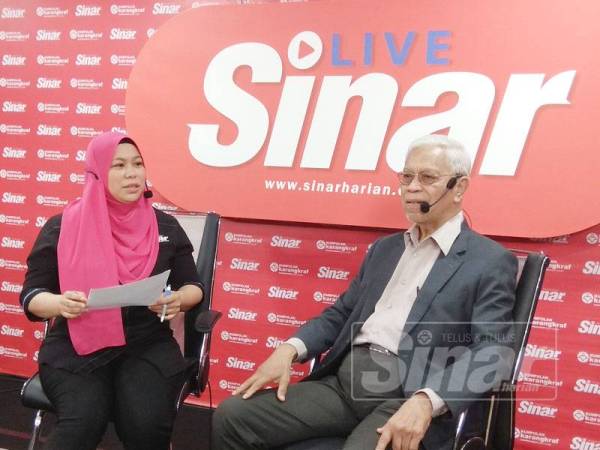 Zainal (kanan) ketika sesi temubual secara langsung berkaitan Kongres Maruah Melayu pada program Sinar Live 'Ini Soal Melayu, Bukan Pentas Politik' di Kompleks Kumpulan Media Karangkraf, di sini semalam.