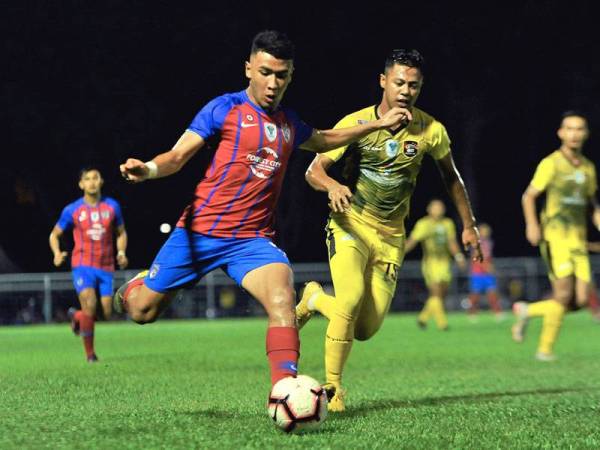 Pemain JDT II, Muhammad Ramadhan Saifullah Usman (kiri) mengawal bola dari dirampas oleh pemain UKM FC, Mohd Irwan Syazmin Wahab (kanan) pada perlawanan akhir Piala Cabaran pusingan pertama di Stadium Perbandaran Pasir Gudang, malam tadi. - Foto Bernama