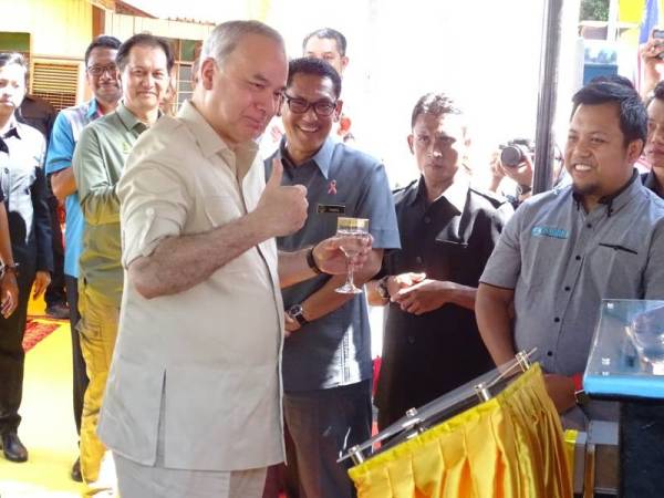 Sultan Nazrin berkenan minum air daripada sistem rawatan air lapangan SafeWhere sempena majlis perasmiannya di Kampung Orang Asli Batu 14 hari ini.