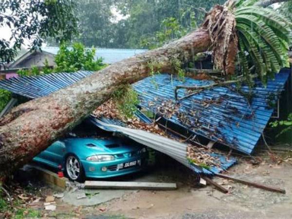 Keadaan rumah mangsa yang musnah akibat ribut.