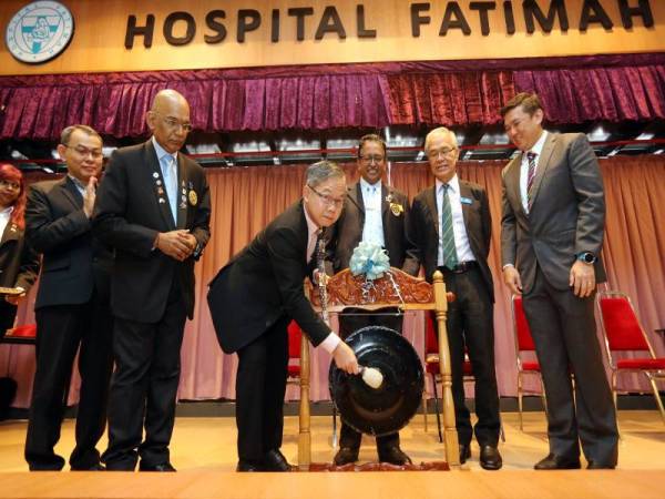 Boon Chye memukul gong simbolik merasmikan Seminar Keperluan Khas Sepanjang Hayat di Hospital Fatimah hari ini.