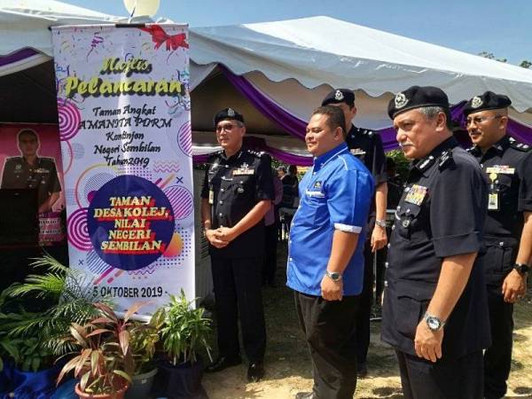 Mohamad (kiri) ketika melancarkan Taman Angkat Amanita Kontinjen Negeri Sembilan di Nilai hari ini.