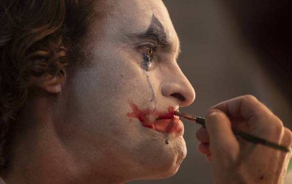 Lakonan cemerlang Joaquin Phoenix sebagai Athur Fleck/Joker.