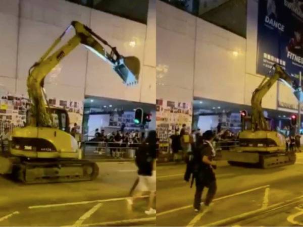 Seorang penunjuk perasaan pro-demokrasi di Hong Kong merampas sebuah jentolak dan memandu jentera tersebut di kawasan tengah bandar di Shau Kei Wan.