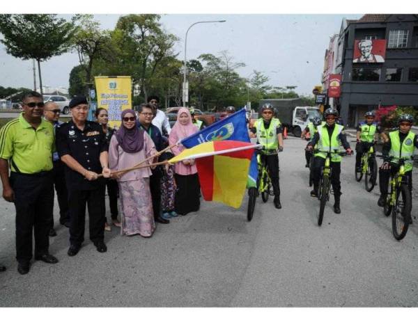 Noraini (tiga dari kiri) ketika melancarkan unit rondaan berbasikal MPSJ.