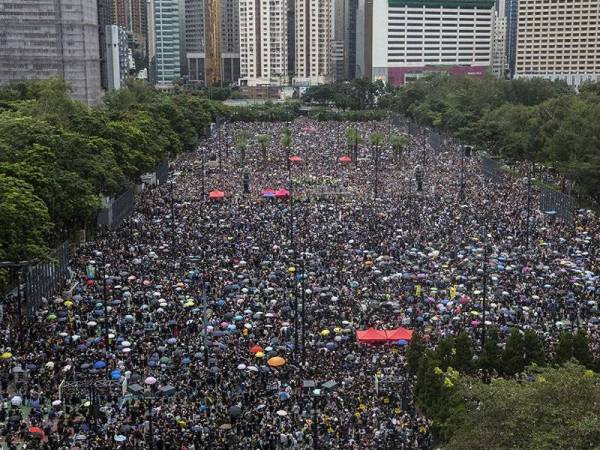 Penduduk mengambil bahagian dalam perarakan bantahan menentang larangan kerajaan terhadap pemakaian topeng muka oleh penunjuk perasaan di Hong Kong, hari ini. - Foto News ABS-CBN