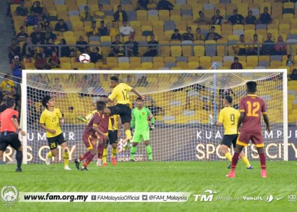 Aksi persahabatan antarabangsa antara Malaysia dan Sri Lanka yang berkesudahan skuad Harimau Malaya meraih kemenangan 6-0 di Stadium Nasional, Bukit Jalil sebentar tadi. - Foto FAM