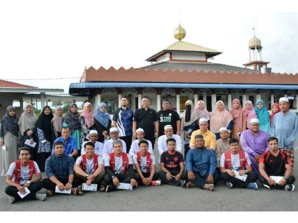 Syed Faizuddin (tengah) bergambar bersama pelajar selepas selesai sesi sumbangan.