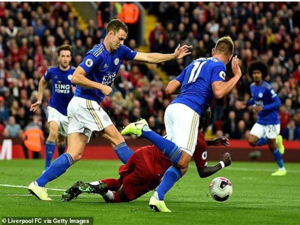 Sadio Mane dikatakan pura-pura jatuh selepas dikasari pemain Leichester City namun pengadil memberikan sepakan penalti kepada Liverpool selepas penggunaan VAR dalam aksi di Anfields malam tadi. - Foto Getty Images