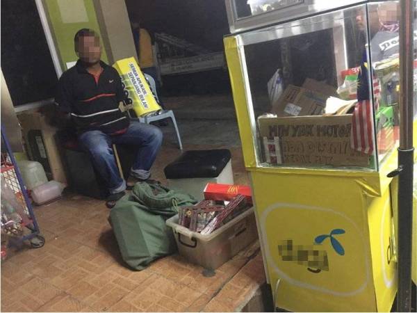 Antara premis yang digempur polis kerana disyaki menjual rokok seludup di sekitar Kampung Baru Subang, Sungai Buloh malam tadi.