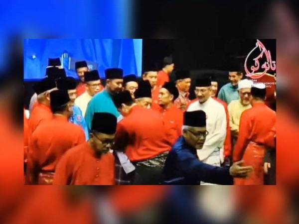 Antara pemimpin yang naik ke pentas selepas Dr Mahathir menyampaikan amanat beliau.