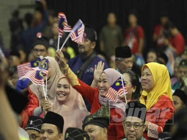 Peserta KMM mengibar Jalur Gemilang di Stadium Malawati Shah Alam hari ini. - Foto ASRIL ASWANDI SHUKOR