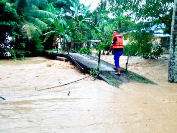 Hujan lebat lebih tiga jam menenggelamkan rumah penduduk terutama yang berdekatan tepi sungai. - Foto APM