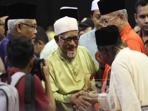 Abdul Hadi tiba di Stadium Melawati untuk bersama-sama mengikuti Kongres Maruah Melayu di Stadium Malawati di sini hari ini. - Foto ASRIL ASWANDI SHUKOR