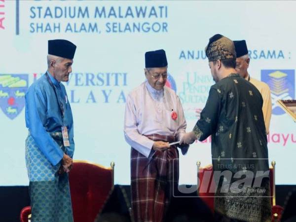 Dr Mahathir menerima resolusi Kongres Maruah Melayu di Stadium Melawati di Shah Alam hari ini. - Foto ASRIL ASWANDI SHUKOR