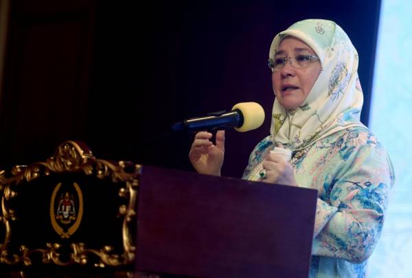 Tunku Hajah Azizah Aminah Maimunah Iskandariah bertitah pada program hari keluarga Yayasan Kesuburan Tunku Azizah ( TAFF) di sini hari ini. -Foto Bernama