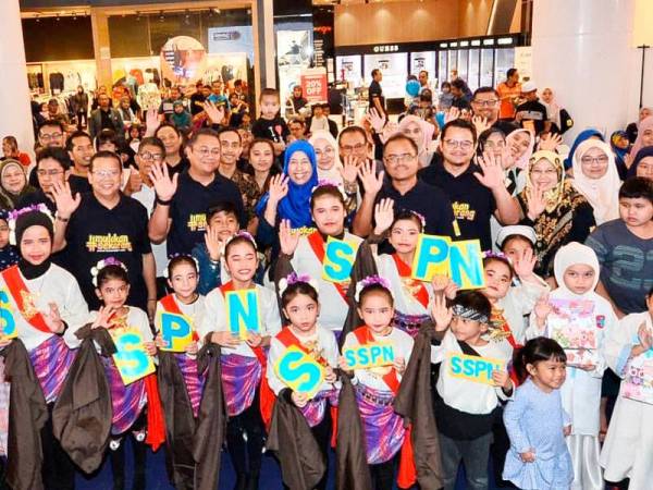 Mastura bergambar bersama pemenang pertandingan, tetamu jemputan khas serta pengunjung yang hadir pada penutup Minggu Menabung SSPN 2019 di Aeon Mall Shah Alam hari ini.