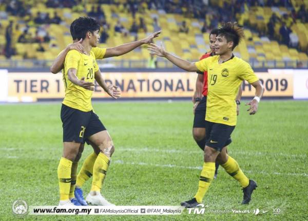 Syafiq (kiri) meraikan jaringannya bersama Akhyar di Stadium Nasional, Bukit Jalil semalam.