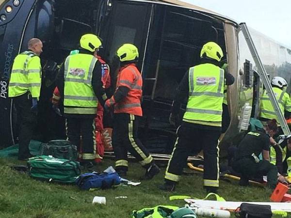 Seramai 37 orang cedera, termasuk lapan parah apabila sebuah bas dua tingkat terbalik dalam satu kemalangan pagi semalam berhampiran Lombcrombe Cross. - Foto Agensi