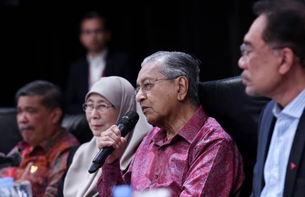 Dr Mahathir pada sidang media selepas mengadakan pertemuan bersama ahli parlimen Pakatan Harapan dan Warisan hari ini. -Foto Bernama