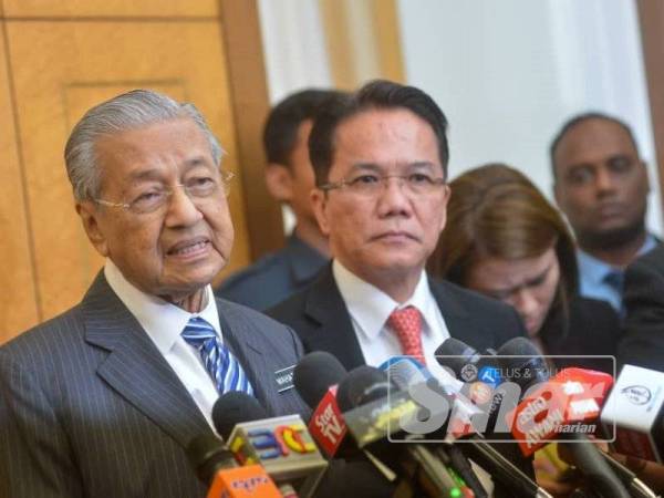 Dr Mahathir bercakap pada sidang akhbar di Parlimen hari ini. - Foto: Sharifudin Abdul Rahim